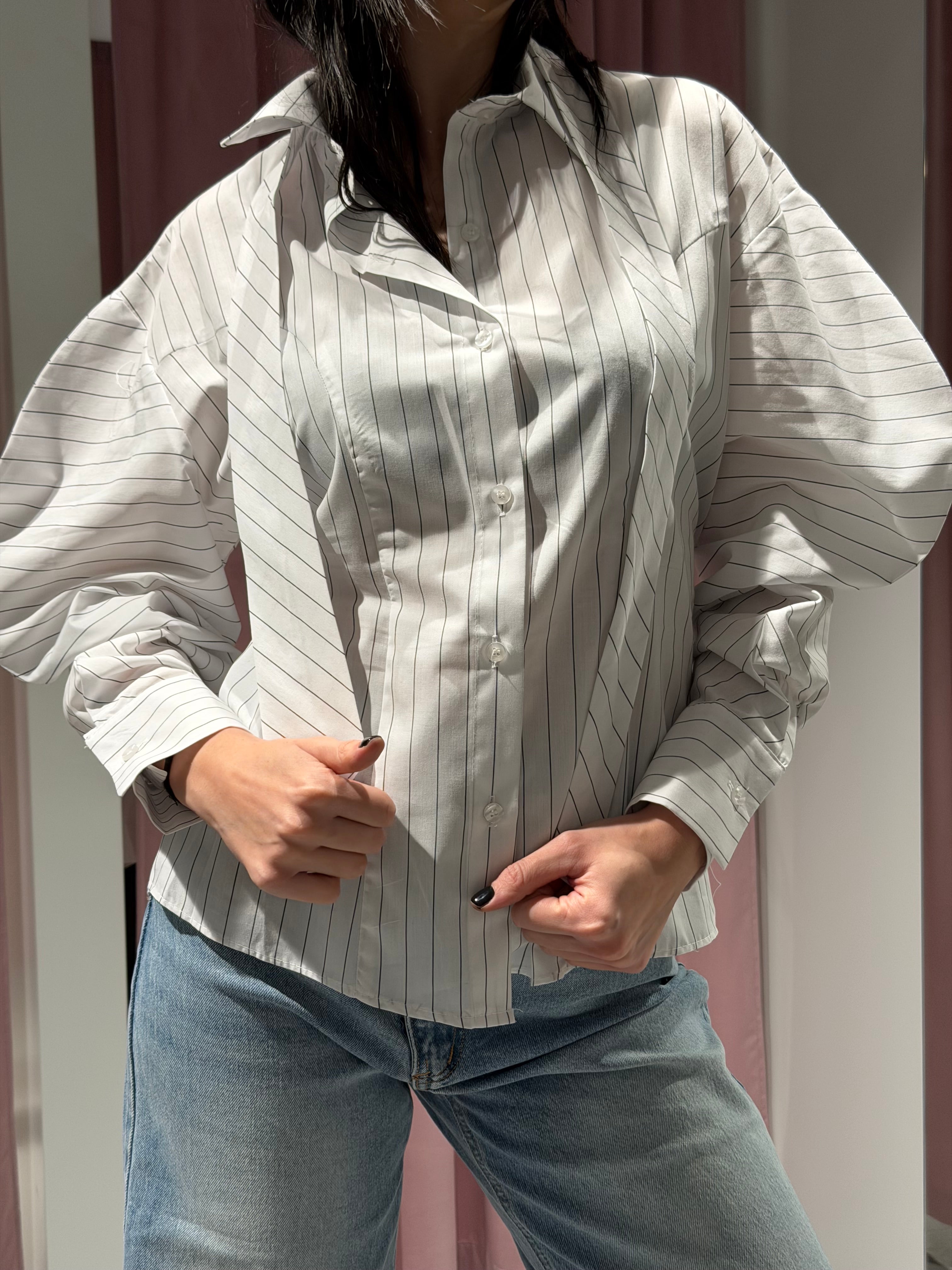 camicia gessata con cravatta