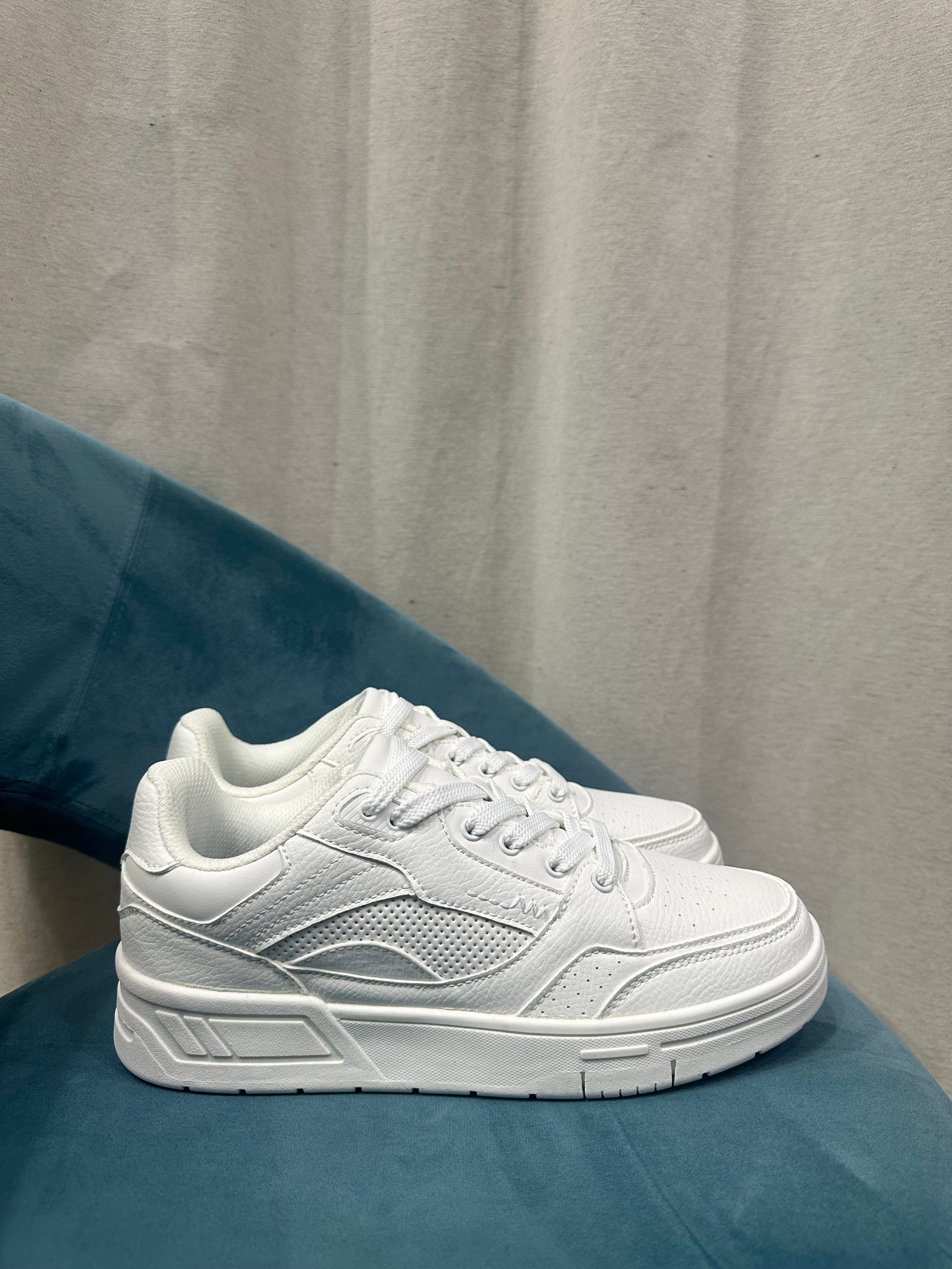 sneekers total white
