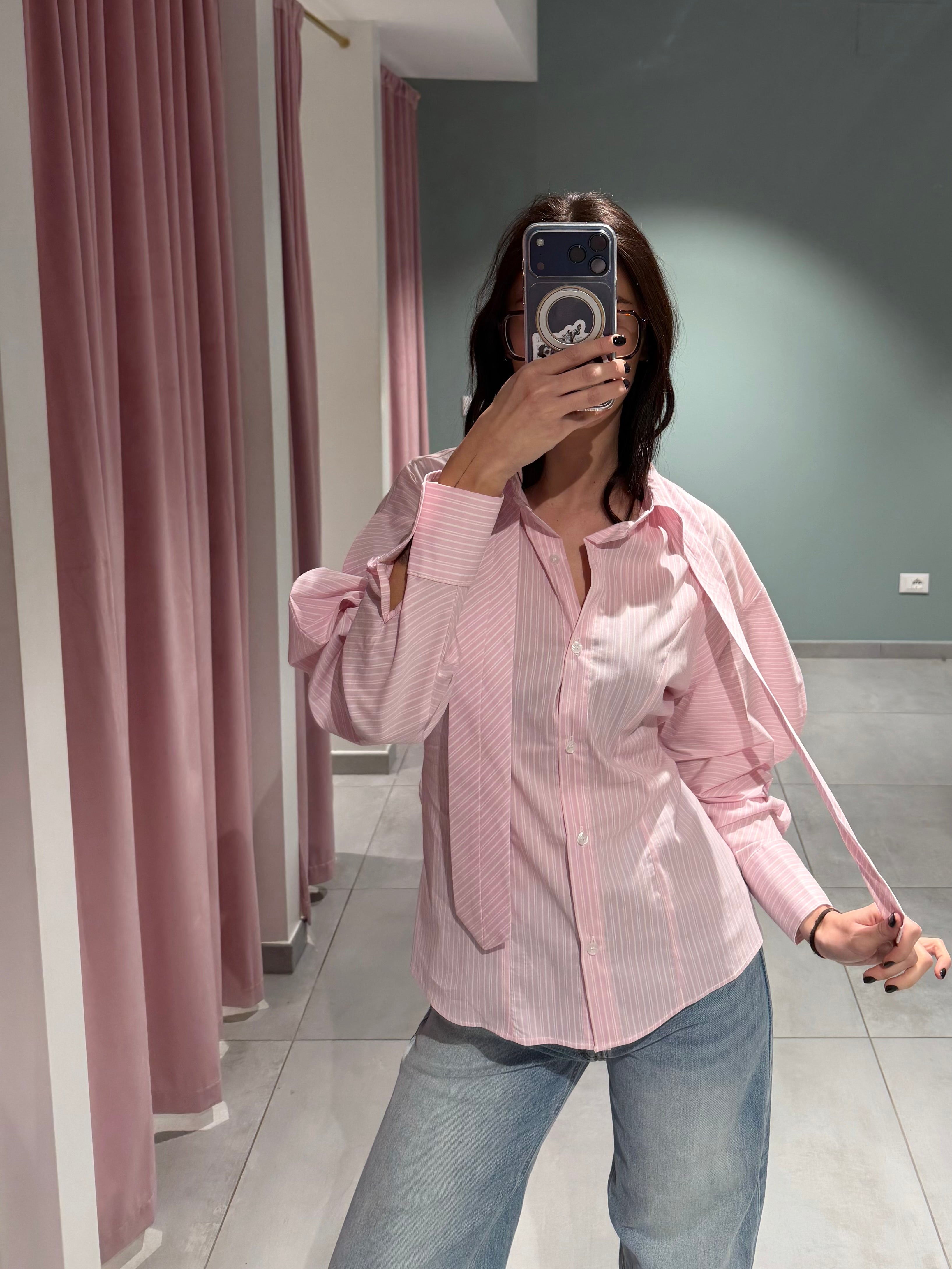 camicia gessata con cravatta