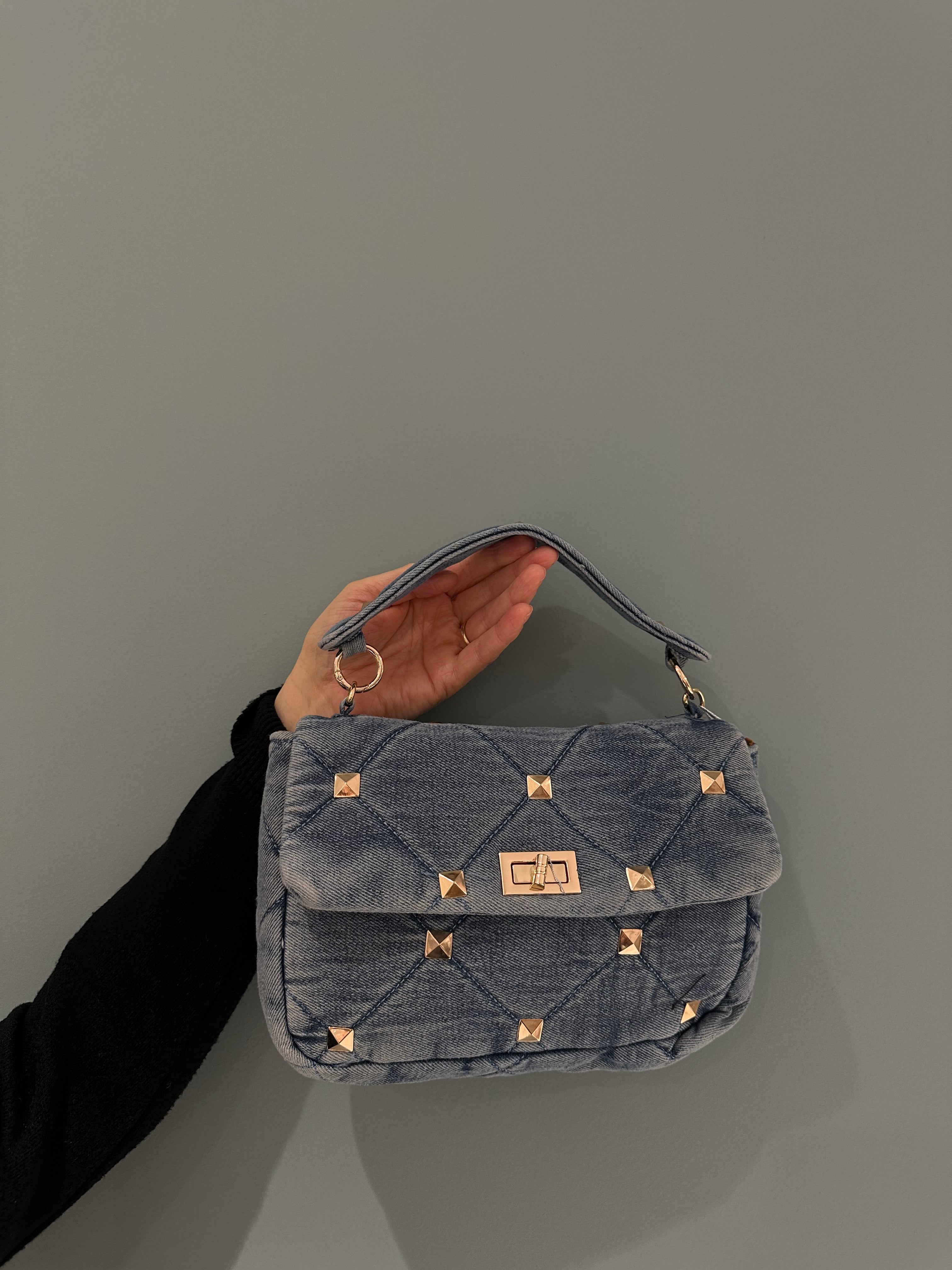 borsa jeans e borchie