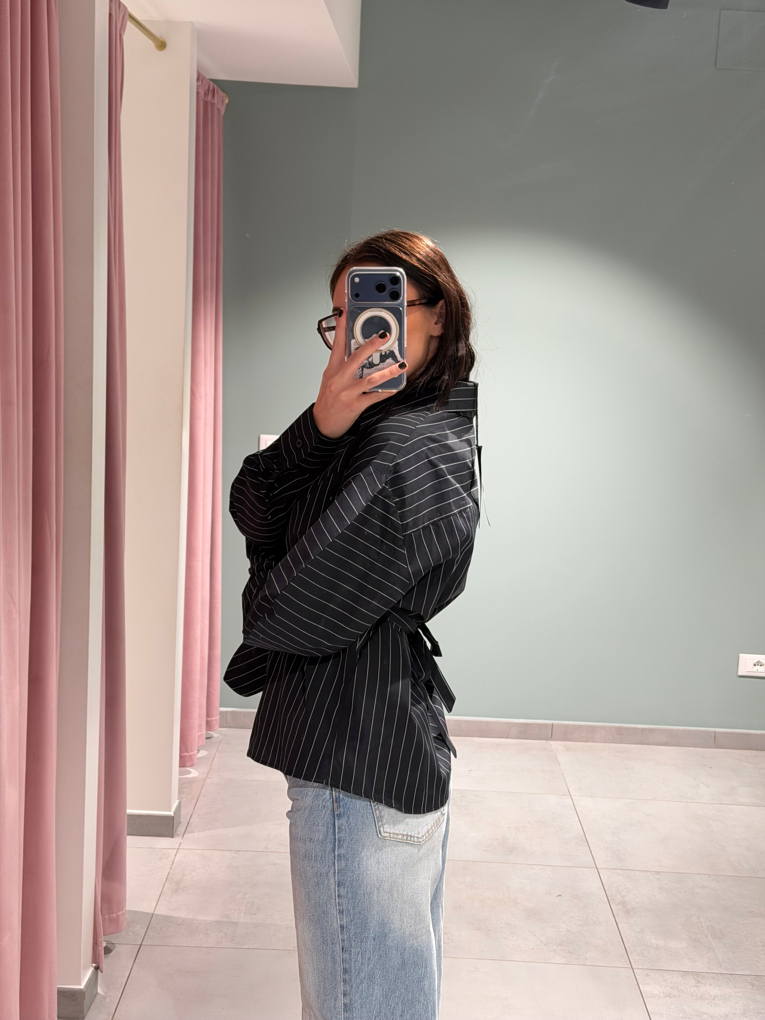 camicia gessata con cravatta
