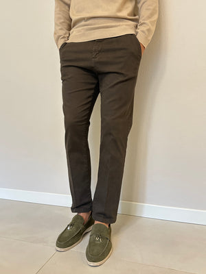 pantalone chinos marrone