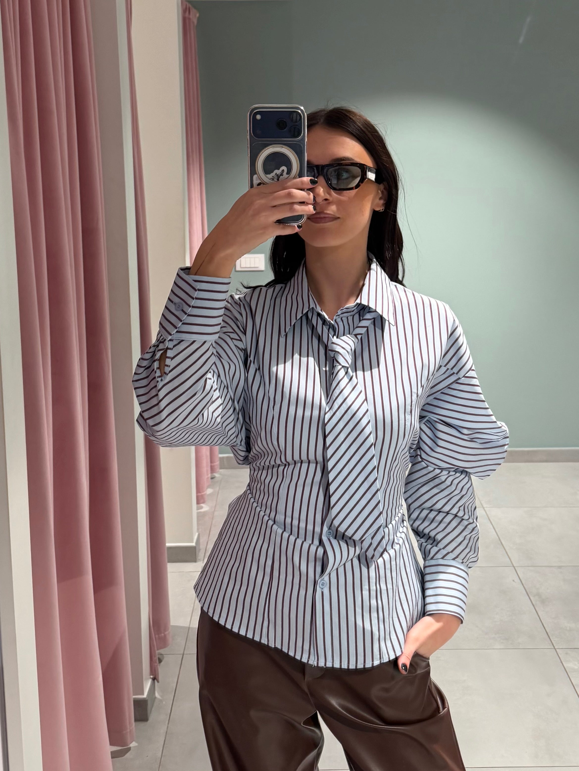 camicia gessata con cravatta