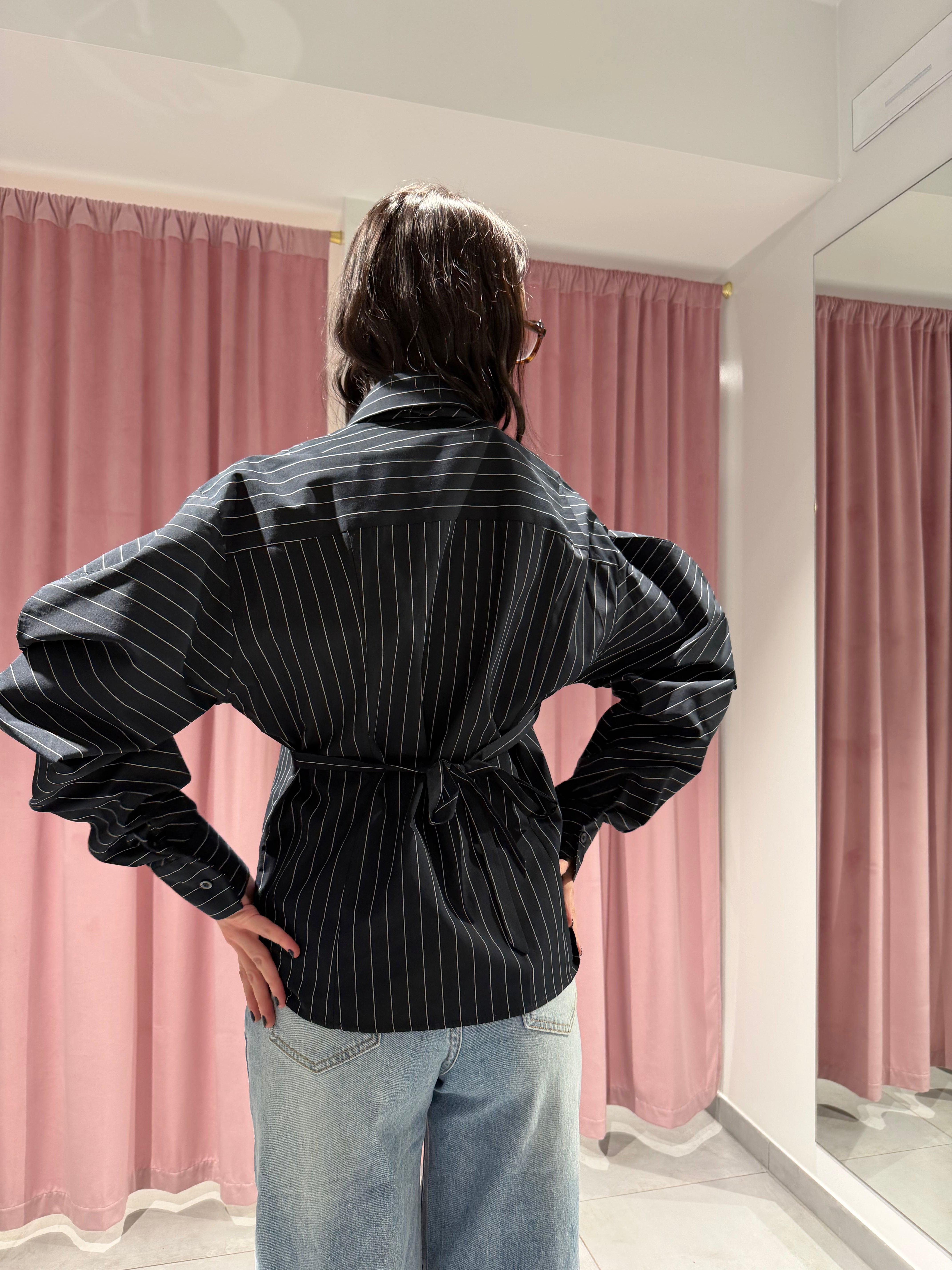 camicia gessata con cravatta