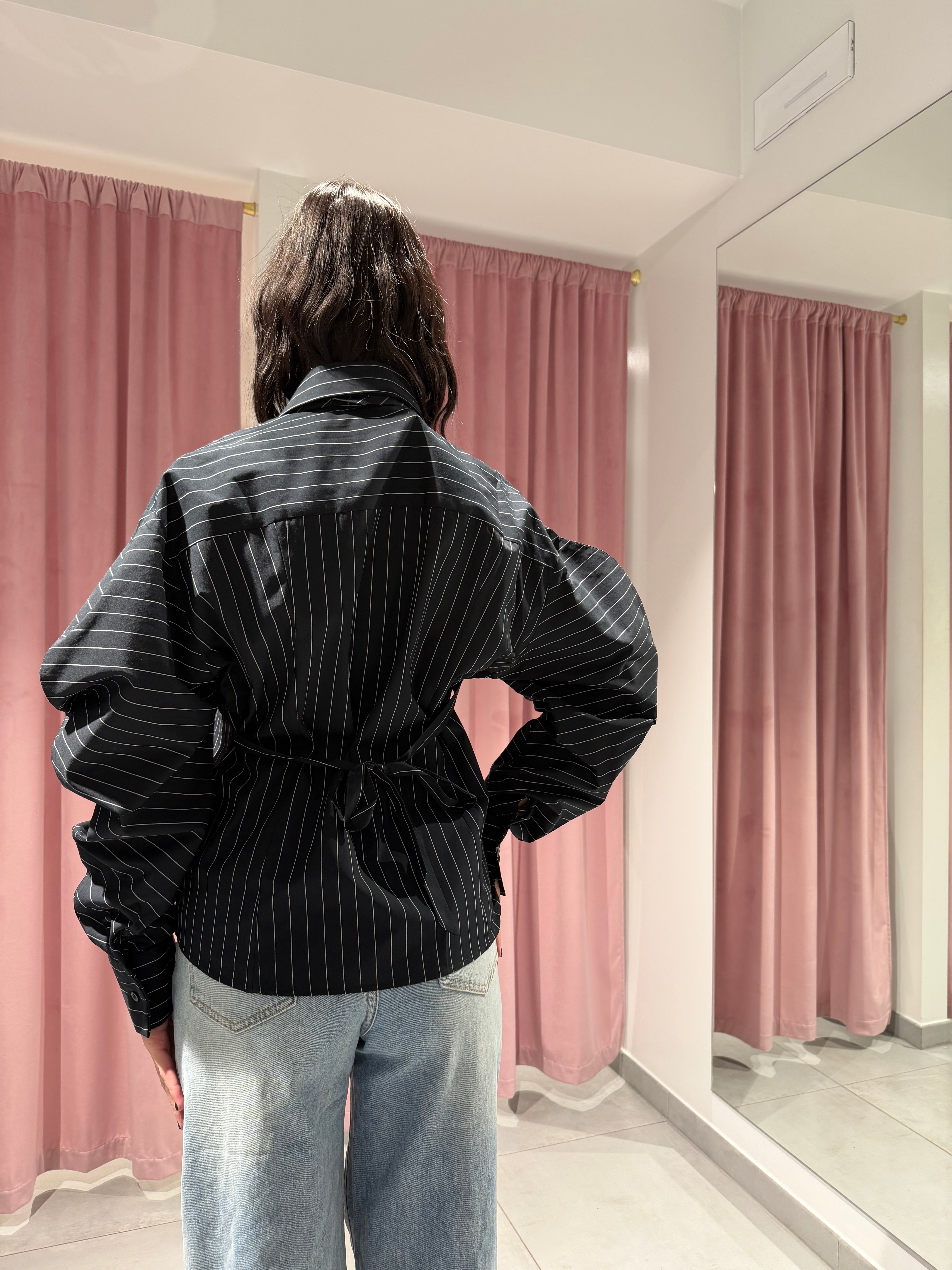 camicia gessata con cravatta