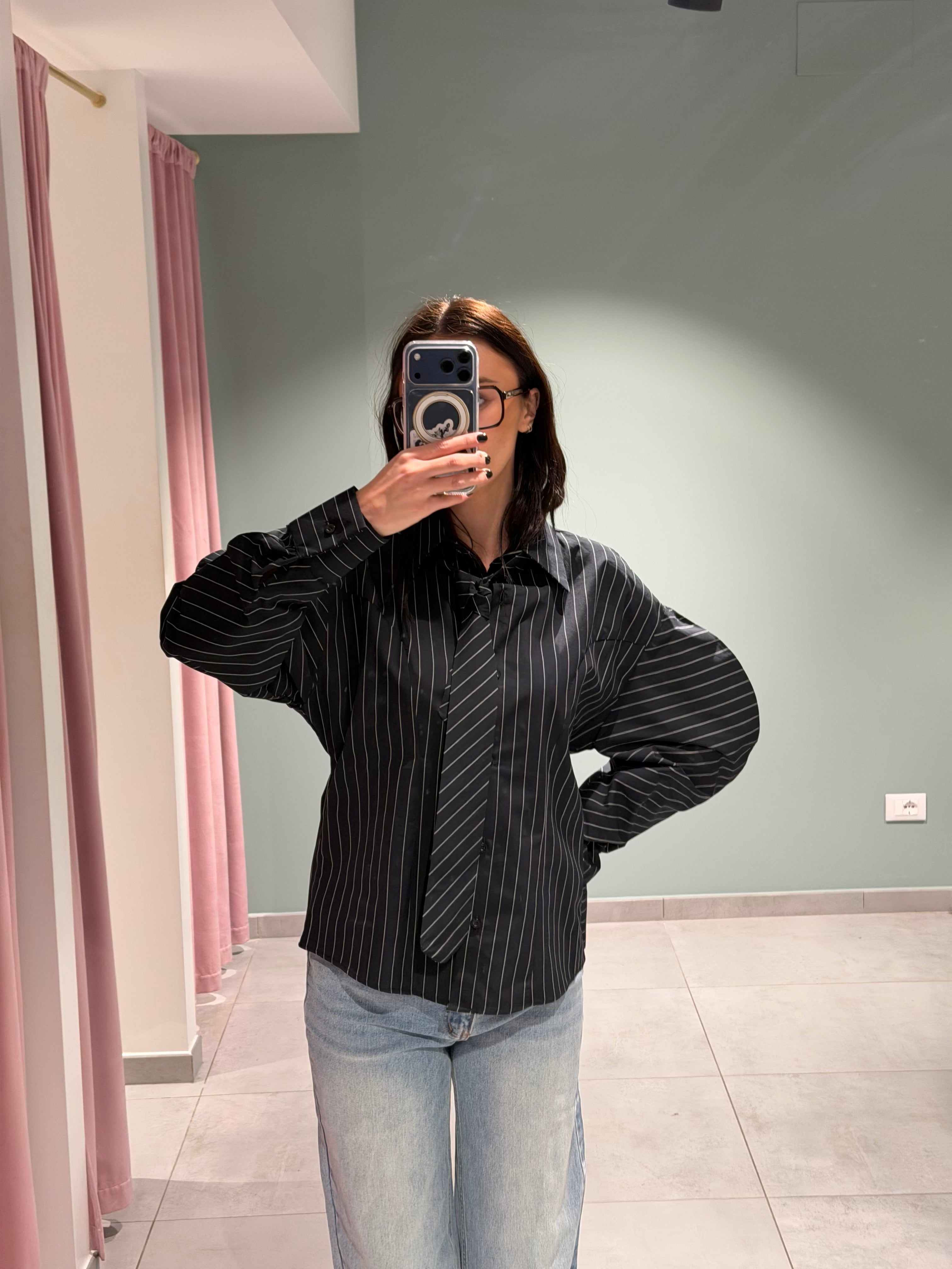 camicia gessata con cravatta